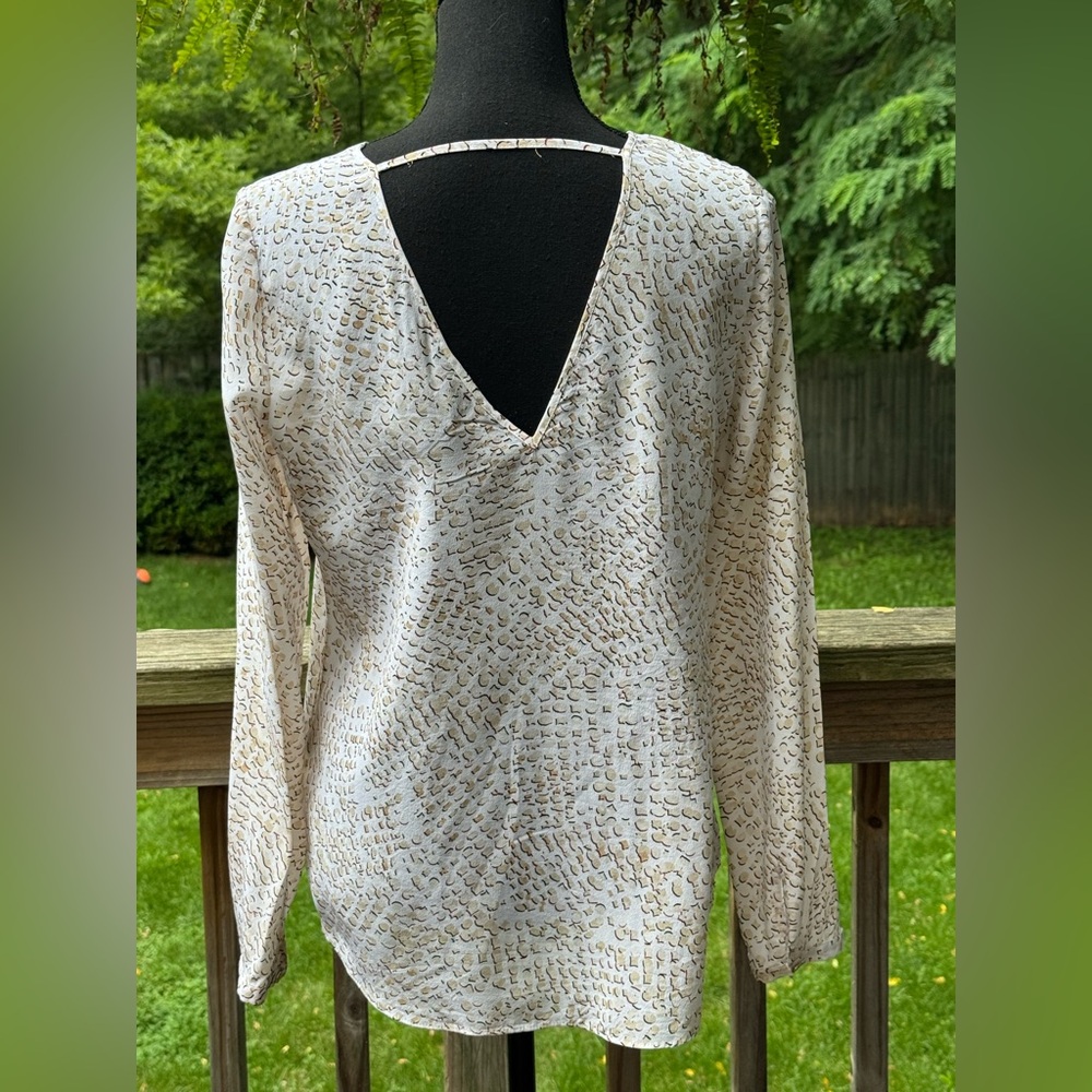 White House Black Market Cream and Gold Silk snake print Blouse 8 EUC - Picture 2 of 6